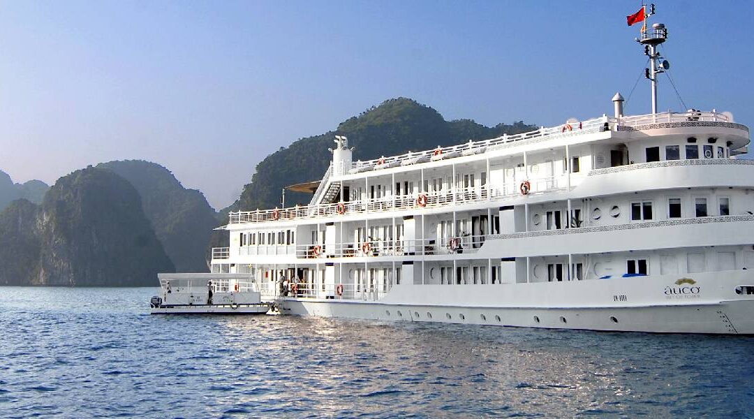 Sailing into Halong Bay with Bhaya Cruises